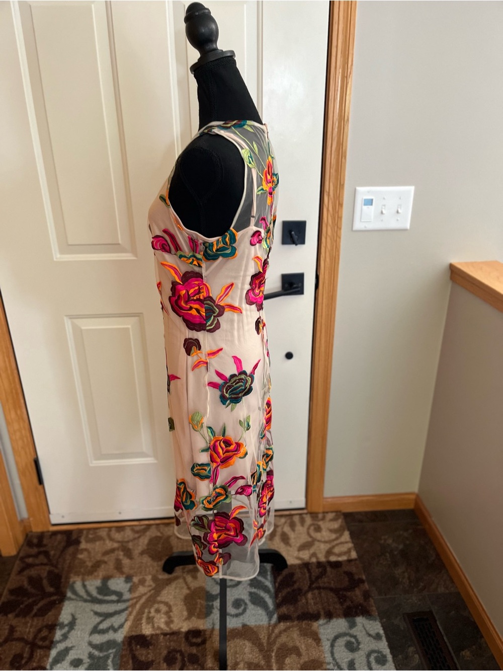 Women’s Alexia Admor sheer nude mesh floral embroidered sleeveless dress. Small - Picture 4 of 16
